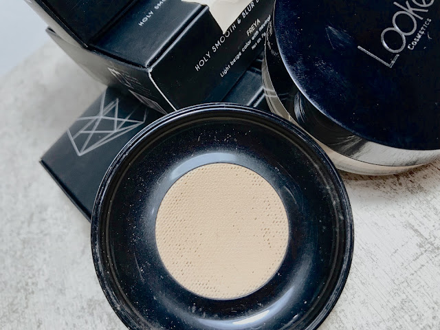 review loose powder looke, bedak tabur untuk kulit berminyak, bedak untuk kulit berminyak, holy smooth and blur loose powder, bedak Looke, bedak tabur looke